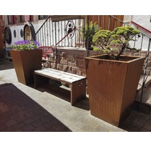 Außenbereich mit Pflanzenkübeln, Blumen und einer Bank