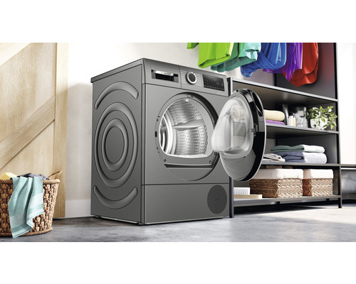 Bosch Wärmepumpentrockner mit geöffneter Tür in einem hellen Raum