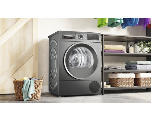 Bosch Wäschetrockner in einem Wäscheraum mit Regalen und Wäschekorb