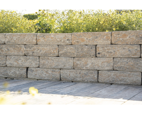 Stützmauer aus Betonsteinen im Garten