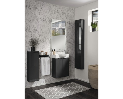 Badezimmer mit Waschtisch, Spiegelschrank, Hochschrank, Handtuchhalter und gemustertem Teppich