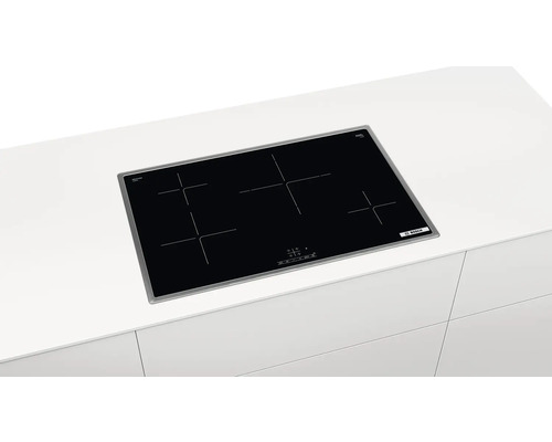 Bosch Induktionskochfeld mit fünf Kochzonen in einer Küchentheke