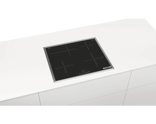 Bosch Induktionskochfeld mit vier Kochzonen in einer hellen Küche