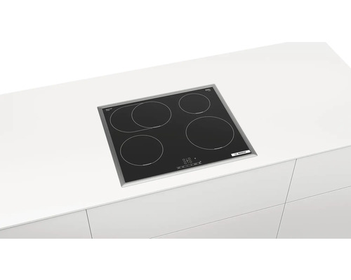 Induktionskochfeld mit vier Kochzonen in einer Küchenarbeitsplatte eingebaut