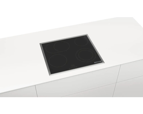 Bosch Kochfeld mit vier Kochzonen in einer weißen Küchenarbeitsplatte
