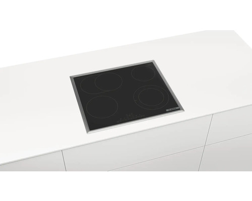 Bosch Induktionskochfeld mit vier Kochzonen in einer Küchenzeile