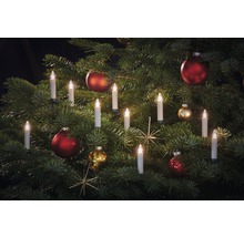 Dekorierter Weihnachtsbaum mit Christbaumkerzen und Weihnachtskugeln