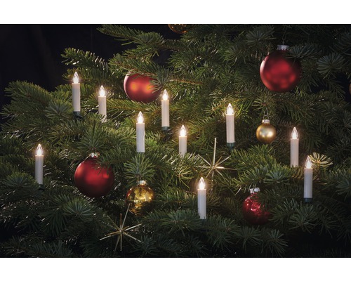 Dekorierter Weihnachtsbaum mit Christbaumkerzen und Weihnachtskugeln