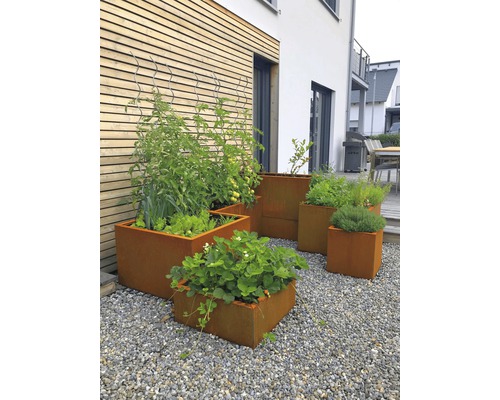 Gartenansicht mit Hochbeeten aus Stahl mit verschiedenen Pflanzen