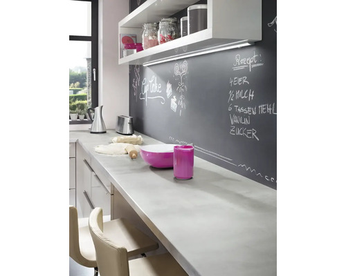 Küchenszene mit Arbeitsplatte, Regalen und Tafelwand mit Rezept