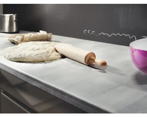Teig, Nudelholz, Eier und eine Schüssel auf einer Küchentheke