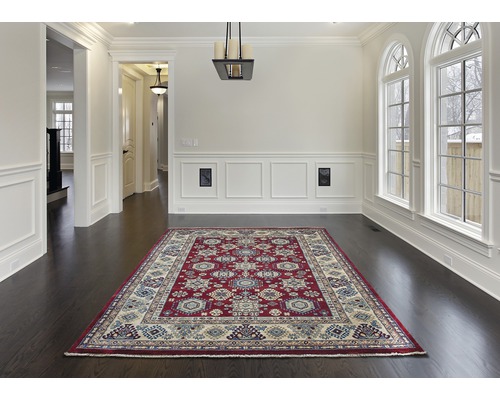 Einrichtung mit gemustertem Teppich in einem hellen Raum mit Parkettboden