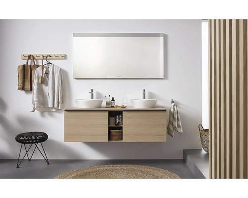 Modernes Badezimmer mit Doppelwaschtisch, Spiegel und Holzelementen.