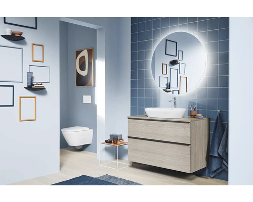 Modernes Badezimmer mit Waschtisch, Spiegel und Toilette in hellem Design