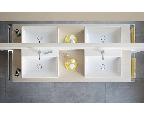 Badezimmer mit zwei Waschbecken und Ablagefläche