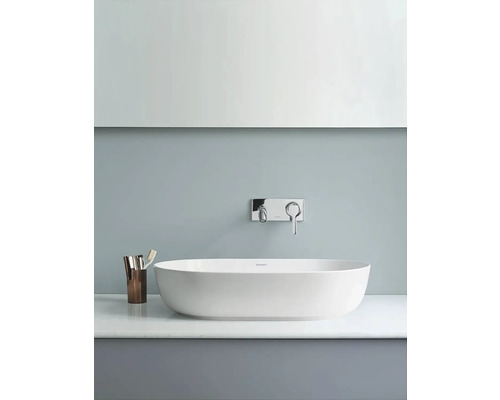 Freistehende Badewanne mit Armatur und Zahnputzbecher im Badezimmer