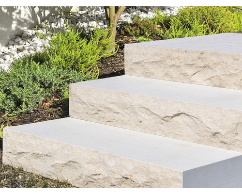 Außentreppe aus Stein im Gartenbereich