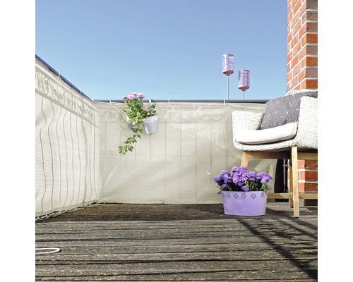 Balkon mit Sichtschutz, Stuhl und Blumenkästen