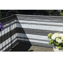 Balkon mit Sichtschutz und Blumen