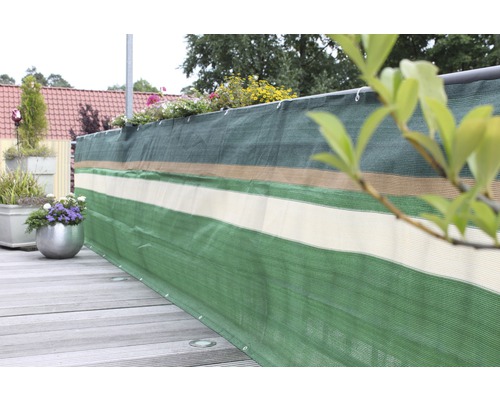 Sichtschutzmatte aus Kunststoff auf einem Balkon