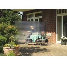 Terrasse mit Sichtschutzwand, Gartentisch und Stühlen