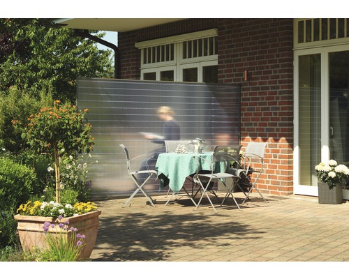 Terrasse mit Sichtschutzwand, Gartentisch und Stühlen