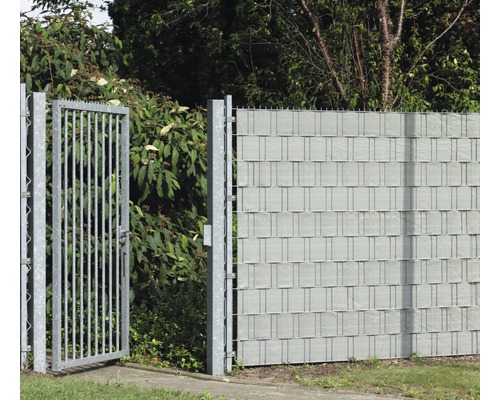Gartenzaun mit offenem Tor