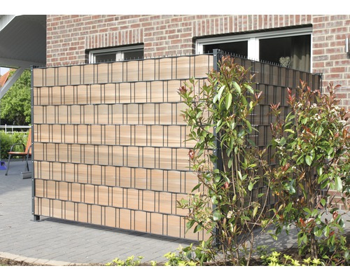 Sichtschutzzaun aus Holz und Metall im Garten