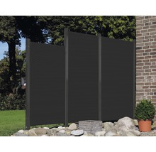 Drei Elemente eines Sichtschutzzauns aus Kunststoff im Garten