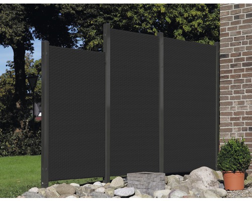 Drei Sichtschutzelemente aus Kunststoff im Garten.