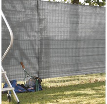 Sichtschutzzaun mit Tenniszubehör und Leiter im Garten
