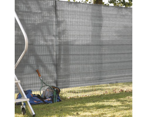 Sichtschutzzaun mit Tenniszubehör und Leiter im Garten