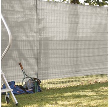 Sichtschutznetz am Gartenzaun mit Sporttasche, Tennisschläger und Getränkeflasche