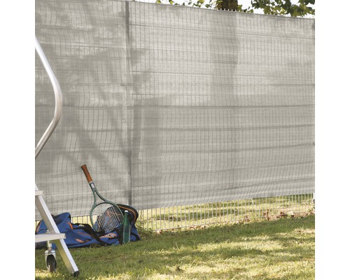 Sichtschutznetz am Gartenzaun mit Sporttasche, Tennisschläger und Getränkeflasche