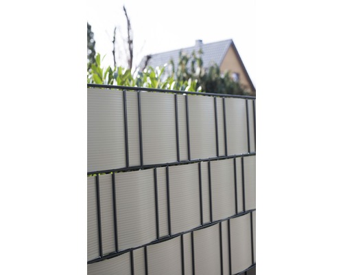 Gartenzaun mit Sichtschutzstreifen