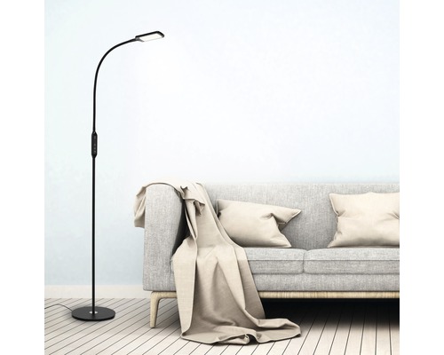 LED Stehleuchte dimmbar CCT 700 lm 3000- 6500 K H 140 cm schwarz mit Fernbedienung Stehleuchte neben einem Sofa in einem Wohnzimmer