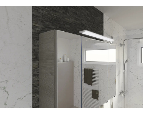 Badezimmer mit Spiegelschrank, Waschbecken und Dusche