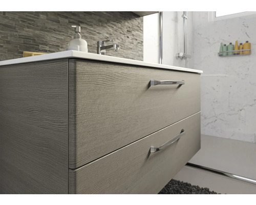 Detailaufnahme eines Badezimmerschranks mit Schubladen und Griffen