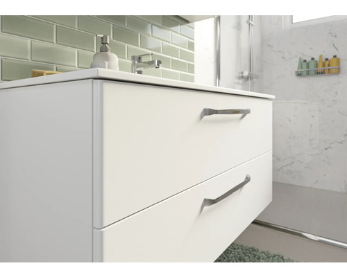 Badezimmer mit Waschbeckenunterschrank, Armatur und Fliesen