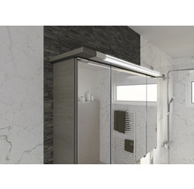 Badezimmer mit Spiegelschrank, Beleuchtung und Handtuchwärmer
