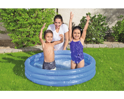Planschbecken mit Kindern im Garten