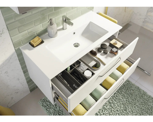 Badezimmerwaschtisch mit offen Schubladen zur Aufbewahrung von Handtüchern und Badutensilien