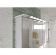 Modernes Badezimmer mit Spiegelschrank, Dusche und Handtuchwärmer