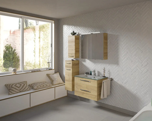 Badezimmer mit Waschtisch, Spiegelschrank und Hochschrank in Holzoptik sowie Sitzbank am Fenster