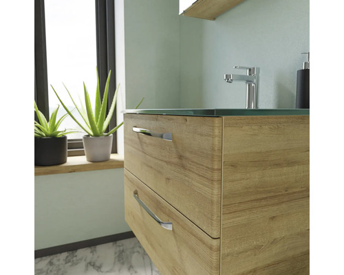 Badezimmer mit Waschtischunterschrank aus Holz und Glaswaschtisch