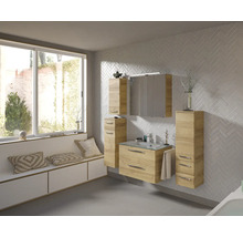 Modernes Badezimmer mit Waschtisch, Spiegelschrank und Regalen in Holzoptik vor einer Wand mit Fischgrätenmuster