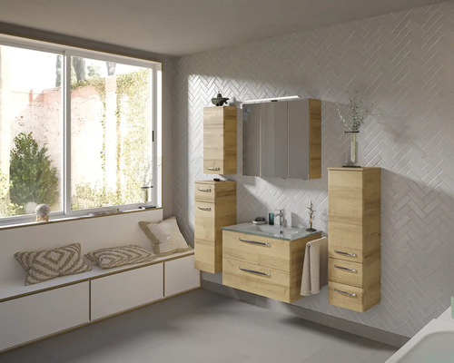 Modernes Badezimmer mit Waschtisch, Spiegelschrank und Regalen in Holzoptik vor einer Wand mit Fischgrätenmuster
