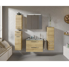 Badezimmer mit Waschtisch, Spiegelschrank und Hochschränken in Holzoptik