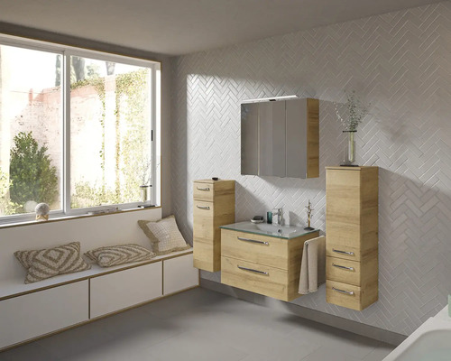 Badezimmer mit Waschtisch, Spiegelschrank und Hochschrank in Holzoptik