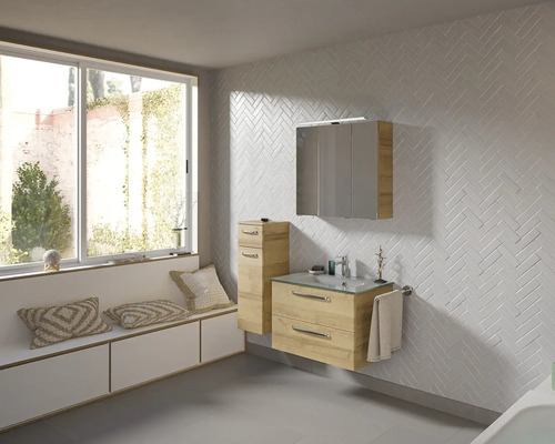 Helles Badezimmer mit Waschtischunterschrank, Spiegelschrank, Hochschrank und Fensterbank